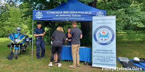 policjanci na fetynie