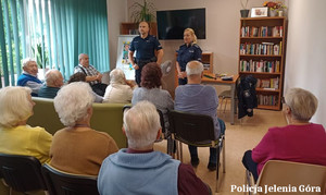 Policjanci na potkaniu z seniorami