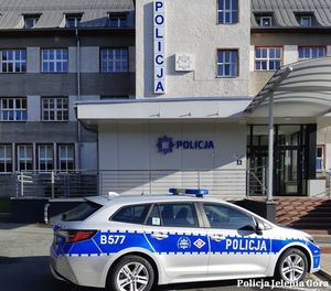 Radiowóz przed Komendą Miejską Policji w Jeleniej Górze