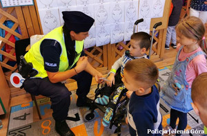 Policjanci na potkaniu z uczniami