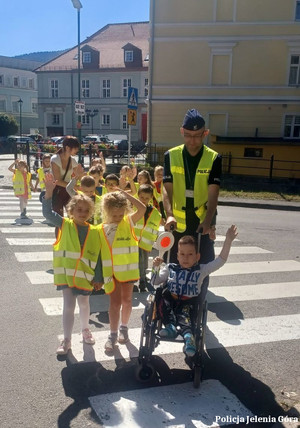 Policjanci na potkaniu z uczniami