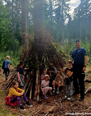 Służby mundurowe z przedszkolakami rozmawiają o bezpieczeństwie w ramach  „Zabaw terenowych - Zgubek”