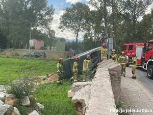 Ostrożnie na drodze – Kierowcy „noga z gazu”. Groźne zdarzenia drogowe w Jeleniej Górze