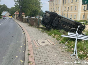 Pojazd po wypadnięciu z drogi