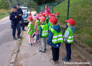 Bieg terenowy przedszkolaków w koalicji na rzecz bezpieczeństwa z jeleniogórską policją