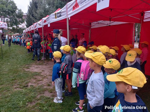 policjantka z dziećmi