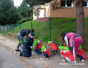 policjantka z dziećmi