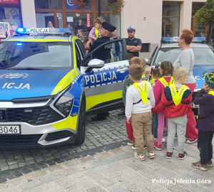 Jeleniogórscy  policjanci w koalicji na rzecz bezpieczeństwa w ramach pn. „Bezpieczna droga do szkoły” na festynie w Lwówku Śląskim