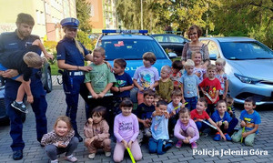 Odblaski i praktyczne ćwiczenia z przedszkolakami z Kubusia Puchatka w Jeleniej Górze