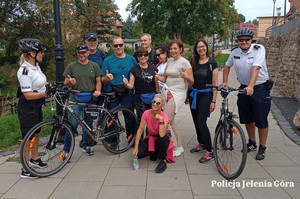 Policjanci w patrolu rowerowym dbają o bezpieczeństwo jeleniogórzan