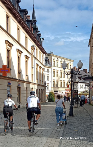 policjanci na rowerze