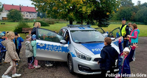 Bezpieczna droga do szkoły -dzielnicowi w Szkole Podstawowej nr 2 w Kowarach