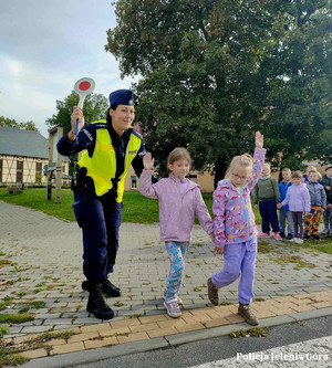 Policjantka z dziećmi