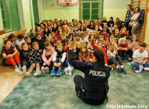 Policjantka na spotkaniu z uczniami