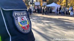 Policjanci w okolicy cmantarzy