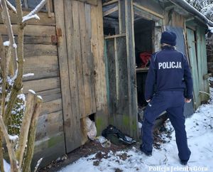 Policjantka sprawdza miejsce przebywania osób bezdomnych