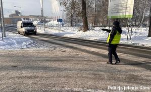 Policjant zatrzymuje pojazd