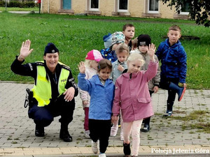 Policjantka z dziećmi