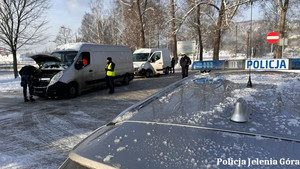 Policjanci sprawdzają stan techniczny pojazdów