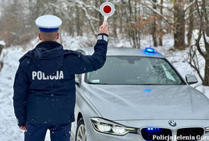 Policjant na drodze w trakcie działań