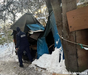 Policjanci sprawdzają miejsca, gdzie mogą przebywać osoby potrzebujące pomocy