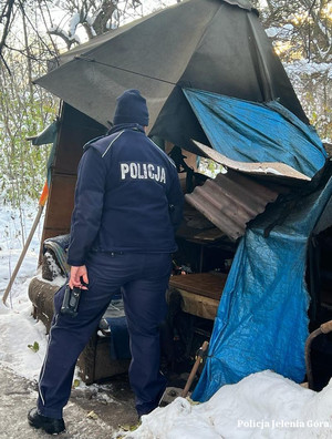 policjant podczas akcji zima