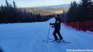 Policjant w patrolu narciarskim