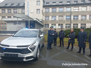 Nowy, nieoznakowany, ekologiczny radiowóz trafił do jeleniogórskiej komendy