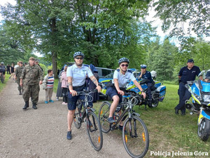 Policjanci w patrolu rowerowym