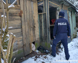 Policjanci kontrolują miejca, gdzie mogą przebywać osoby bezdomne