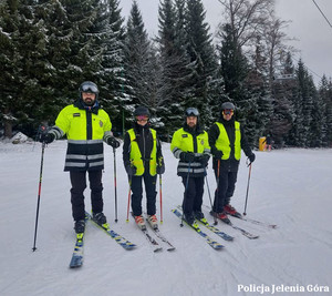 Policjanci w patrolu narciarskim