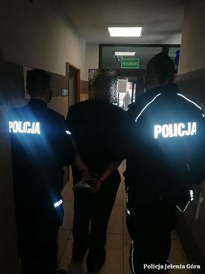 Nie zatrzymał się do kontroli drogowej, bo jechał pomimo posiadania kilku zakazów prowadzenia pojazdów-został zatrzymany przez policjantów i trafił do aresztu