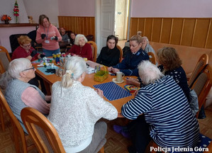 Policjantka przestrzegała seniorów i uczulała ich na metody działania oszustów