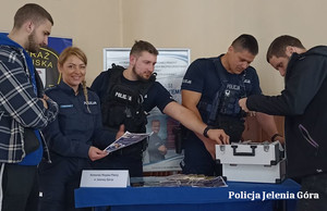 policjanci promują pracę w policji