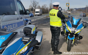 radiowóz, motocykle, policjant