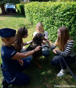 policjantka i studenci z psem służzbowym