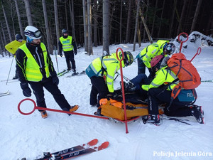 Policjanci w patrolu narciarskim