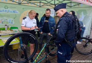 Policjanci znakowali rowery podczas zawodów w kolarstwie górskim