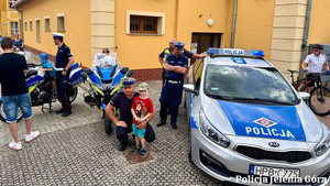 Policjanci na festynie z okazji Dnia Matki i Dziecka w Kowarach