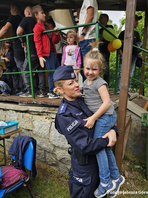 Policjantka z dziewczynką na festynie