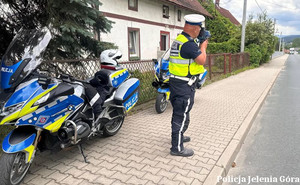 Policjant podczas pracy z radarem