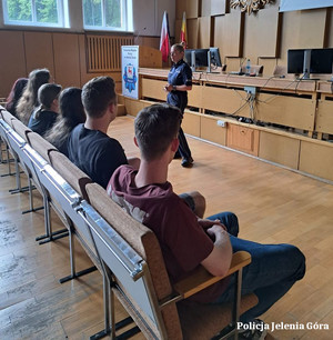 Policjantka ze studentami w sali KMP