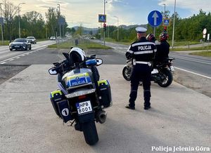 Policjant jeleniogórskiej drogówki w trakcie akcji