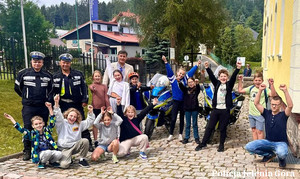 Policjanci  z uczniami po egzaminie