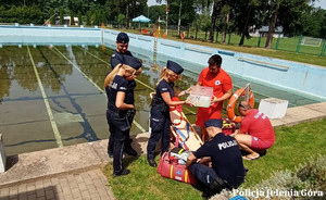 Policjanci podczas kontroli