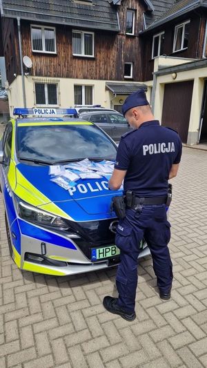 Policjant, na radiowozie narkotesty