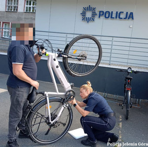 Policjantka podczas znakowania rowerów