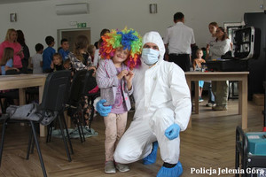 Policyjni technicy z wizytą na półkoloniach -edukacja poprzez zabawę