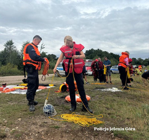 policjanci ćwiczą nad wodą