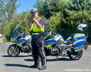 Policjant jeleniogórskiej drogówki w trakcie służby